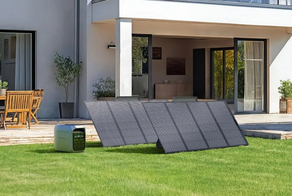 DELTA 3 Plus con dos paneles solares en un jardín