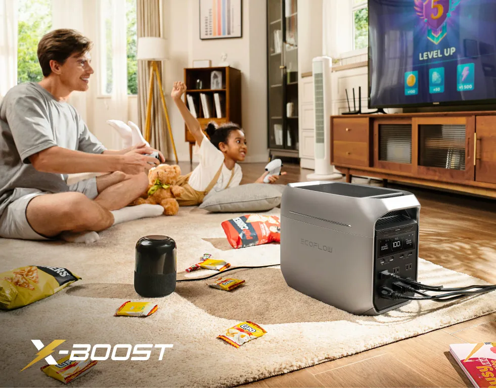 Familia en la sala con DELTA 3 Plus alimentando la televisión