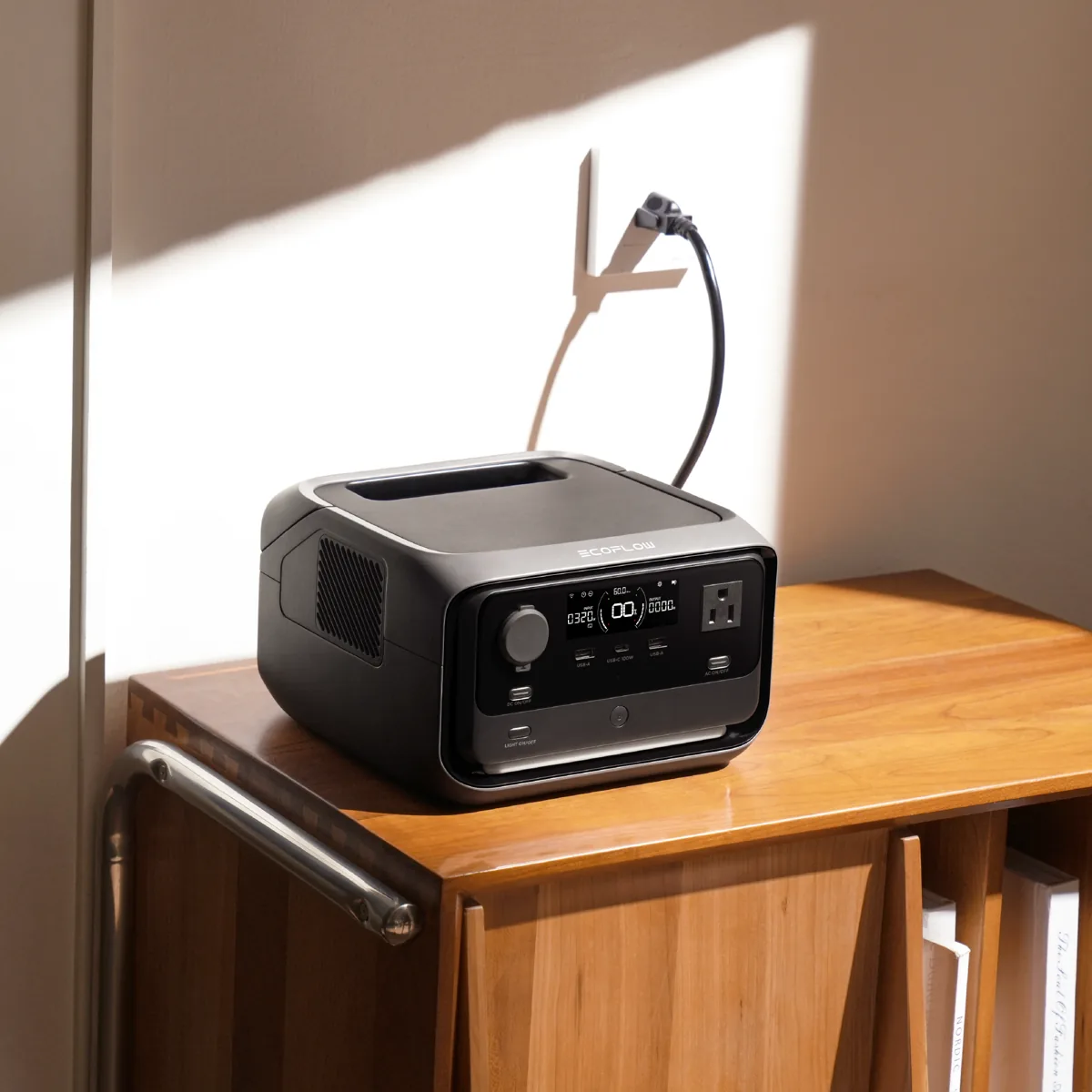 EcoFlow RIVER 3 Plus en un mueble junto a una lámpara