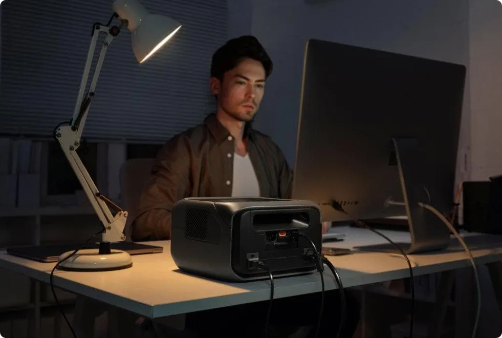 Persona trabajando en su escritorio con RIVER 3 Plus como UPS