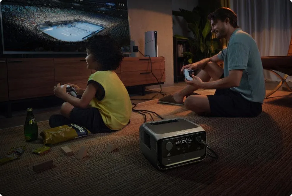 Familia jugando videojuegos con RIVER 3 Plus